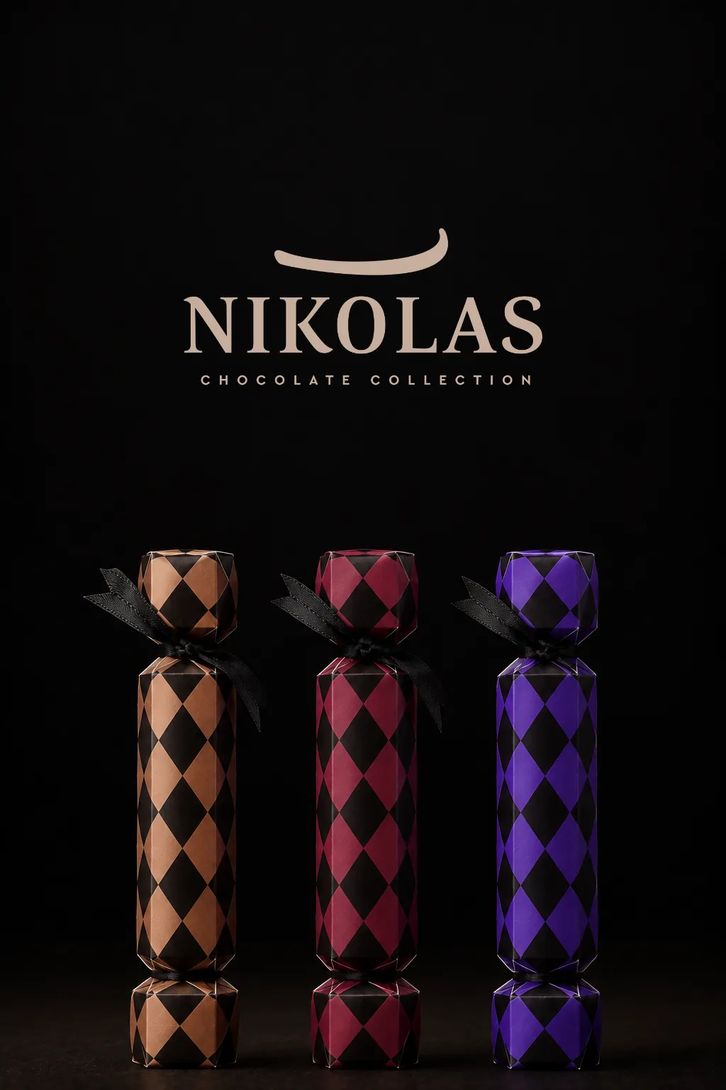 Los tres estuches verticales de Nikolas Chocolate Collection, con sus patrones café, rojo y morado.